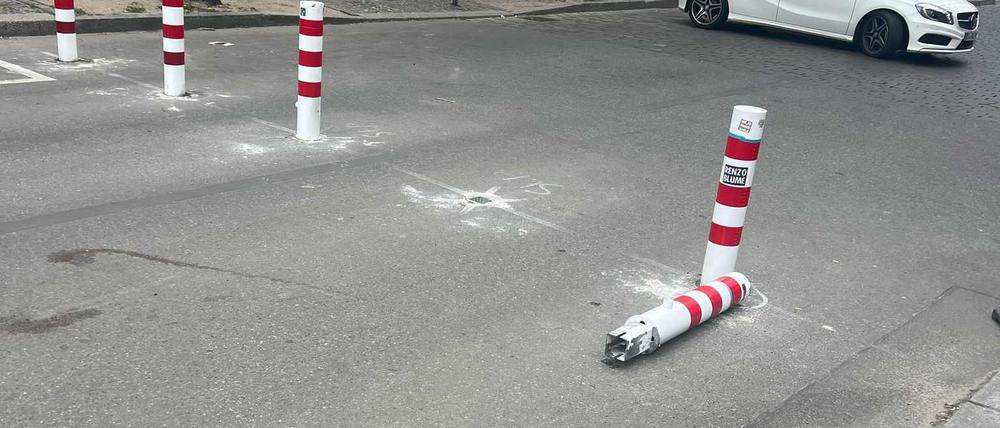 Poller in der Niederbarnimstraße wurden herausgerissen.