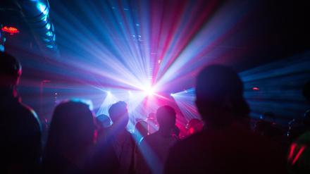 27.08.2016, Berlin: Menschen tanzen in einem Club.