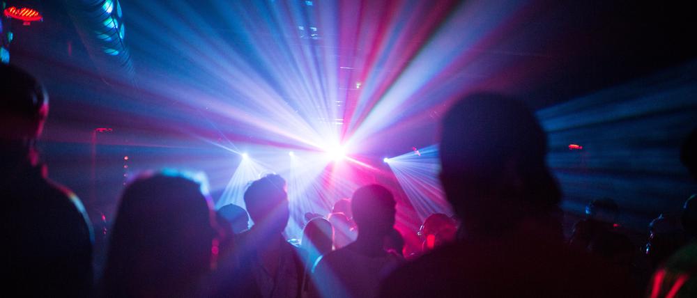 27.08.2016, Berlin: Menschen tanzen in einem Club.