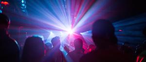 27.08.2016, Berlin: Menschen tanzen in einem Club.