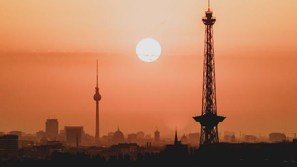 Der Sonnenaufgang zeichnet sich ab hinter der Stadtsilhouette mit dem Fernsehturm und dem Funkturm in Berlin, 04.09.2024. Berlin Deutschland *** The sun rises behind the city skyline with the television tower and the radio tower in Berlin, 04 09 2024 Berlin Germany Copyright: xFlorianxGaertner/photothek.dex