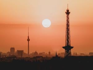 Der Sonnenaufgang zeichnet sich ab hinter der Stadtsilhouette mit dem Fernsehturm und dem Funkturm in Berlin, 04.09.2024. Berlin Deutschland *** The sun rises behind the city skyline with the television tower and the radio tower in Berlin, 04 09 2024 Berlin Germany Copyright: xFlorianxGaertner/photothek.dex