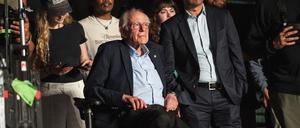 Bernie Sanders ist nach seiner Rede während des ersten Wochenendes des Coachella Valley Music and Arts Festival im Empire Polo Club zu sehen.