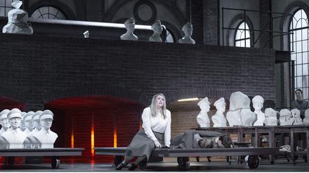 Szene aus Bellinis „Norma“ an der Berliner Staatsoper mit Rachel Willis-Sørensen.
