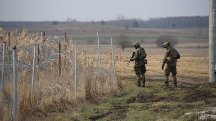 Zwei polnische Soldaten patrouillieren an der Grenze zu Belarus.