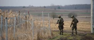 Zwei polnische Soldaten patrouillieren an der Grenze zu Belarus.