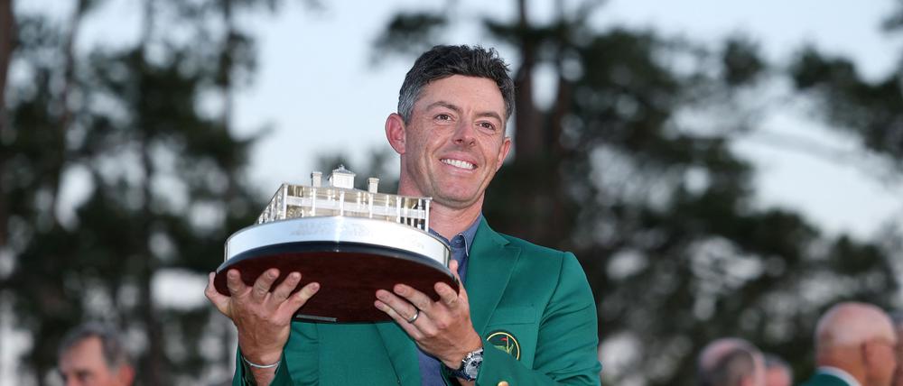 Rory McIlroy im legendären Grünen Rackett des Masters-Siegers und dem Siegerpokal.