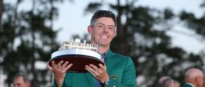 Rory McIlroy im legendären Grünen Rackett des Masters-Siegers und dem Siegerpokal.