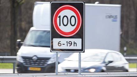Tempo 100 von 6 bis 19 Uhr steht auf einem Verkehrsschild auf einer Autobahn an der Grenze zwischen den Niederlanden und Deutschland. 
