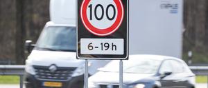 Tempo 100 von 6 bis 19 Uhr steht auf einem Verkehrsschild auf einer Autobahn an der Grenze zwischen den Niederlanden und Deutschland. 