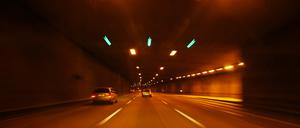 Der Britzer- Autobahntunnel in Berlin-Neukölln. Stadtautobahn, Autobahn Foto: Kai-Uwe Heinrich