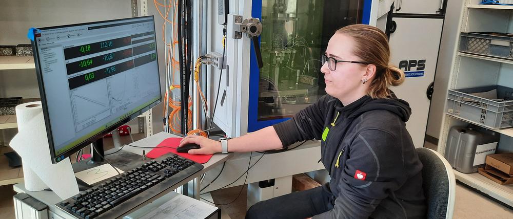 Vanessa R. (25) absolviert beim Asphalta Prüflabor in Berlin eine Ausbildung zur Baustoffprüferin.