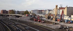 11.04.2025, Berlin: Die Vorbereitungen für den Abriss der Westendbrücke werden getätigt. Die Ringbahnbrücke ist nicht das einzige marode A100-Bauwerk im Westen. Ab Samstag wird auch die Westendbrücke abgerissen. (zu dpa: «Abriss der A100-Brücke beginnt erst am Samstag») Foto: Michael Ukas/dpa +++ dpa-Bildfunk +++