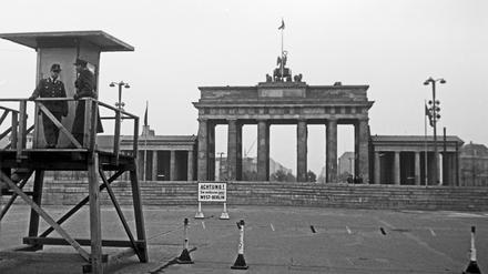 Berlin Militärischer Aussichtsturm an der Grenze des Westsektors von Berlin am Brandenburger Tor, Deutschland 1962. 
