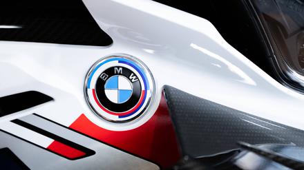 Das Logo des deutschen Unternehmens BMW auf einem Motorrad. (Symbolbild)