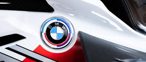 Das Logo des deutschen Unternehmens BMW auf einem Motorrad. (Symbolbild)