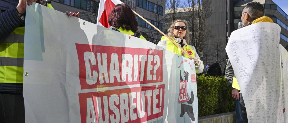 Angestellte der Charité Facility Management (CFM) demonstrieren für die Angleichung an die Gehälter des Tarifvertrags des öffentlichen Dienstes (TVöD).