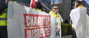 Angestellte der Charité Facility Management (CFM) demonstrieren für die Angleichung an die Gehälter des Tarifvertrags des öffentlichen Dienstes (TVöD).