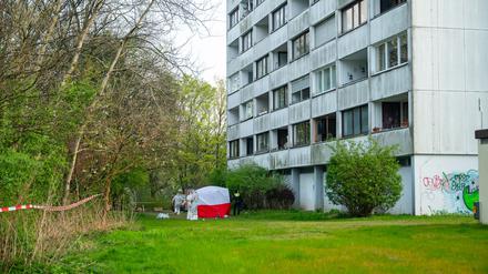 Nach dem tödlichen Sturz eines Jugendlichen untersuchen Ermittler die Umgebung des Hochhauses ab. 