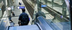 Ein Passant geht am Morgen auf dem Berliner Hauptbahnhof zu einem Bahnsteig. (Symbolbild)