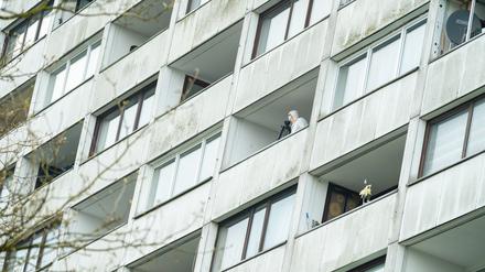 Beamte der Spurensicherung ermitteln in einem Hochhaus in Hamburg-Wilsdorf, wo in der Nacht zum Montag ein junger Mann vom Balkon in den Tod stürzte.