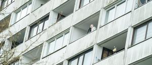 Beamte der Spurensicherung ermitteln in einem Hochhaus in Hamburg-Wilsdorf, wo in der Nacht zum Montag ein junger Mann vom Balkon in den Tod stürzte.
