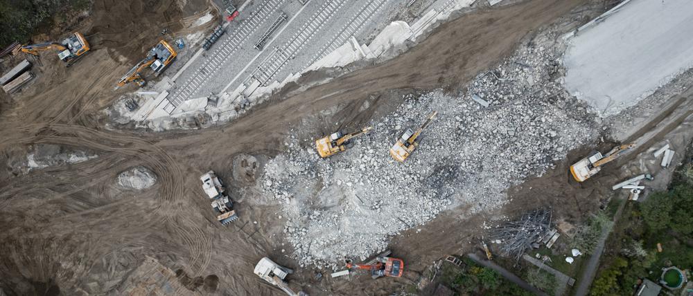 14.04.2025, Berlin: Luftaufnahme der Baustelle der Ringbahnbrücke der A100 im Berliner Westen. Der Abriss der maroden Ringbahnbrücke hat am Wochenende begonnen. 