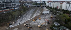 14.04.2025, Berlin: Luftaufnahme der Baustelle der Ringbahnbrücke der A100 im Berliner Westen. Der Abriss der maroden Ringbahnbrücke hat am Wochenende begonnen. Foto: Hannes P. Albert/dpa +++ dpa-Bildfunk +++