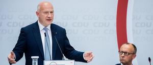 Kai Wegner (CDU, l), Regierender Bürgermeister von Berlin, spricht neben Friedrich Merz, CDU-Bundesvorsitzender, beim CDU-Bundesausschuss im Konrad-Adenauer-Haus.  (Archivbild)