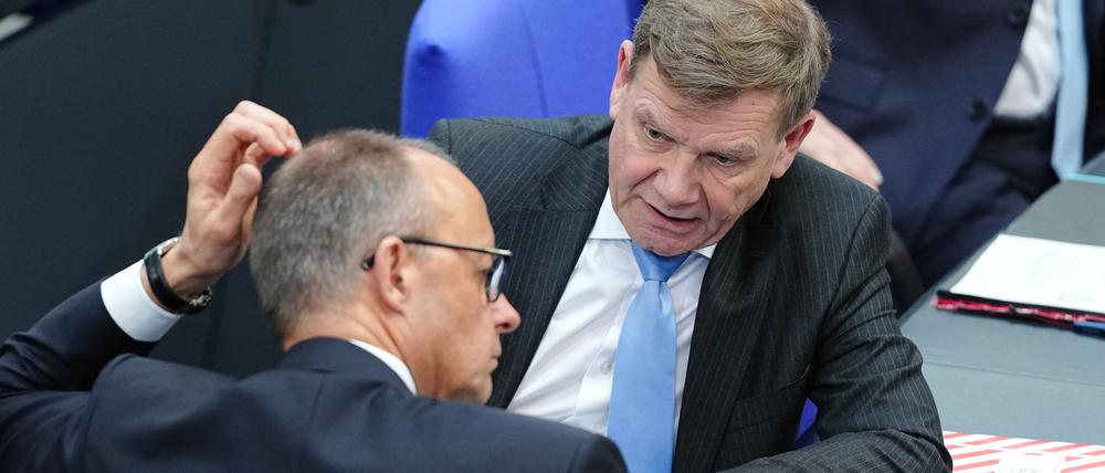 Bundeskanzler Friedrich Merz (CDU, links) und sein Außenminister Johann Wadephul (CDU).