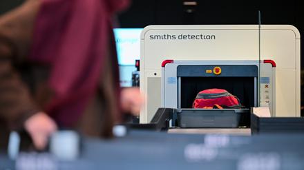 09.04.2025, Brandenburg, Schönefeld: Ein Koffer fährt am Flughafen Berlin Brandenburg im Terminal 1 in einen CT-Scanner. Im südlichen Teil des Terminal 1 sind auf den Sicherheitspuren nun sogenannten CT-Scannern im Einsatz. Diese sollen die Kontrollen beschleunigen. Foto: Sebastian Christoph Gollnow/dpa +++ dpa-Bildfunk +++