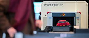 09.04.2025, Brandenburg, Schönefeld: Ein Koffer fährt am Flughafen Berlin Brandenburg im Terminal 1 in einen CT-Scanner. Im südlichen Teil des Terminal 1 sind auf den Sicherheitspuren nun sogenannten CT-Scannern im Einsatz. Diese sollen die Kontrollen beschleunigen. Foto: Sebastian Christoph Gollnow/dpa +++ dpa-Bildfunk +++