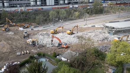 Luftaufnahme der Baustelle der Ringbahnbrücke der A100 im Berliner Westen. 