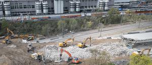 Luftaufnahme der Baustelle der Ringbahnbrücke der A100 im Berliner Westen. 
