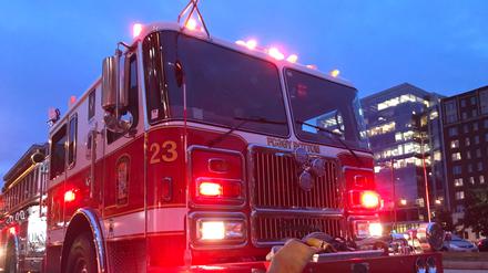 Ein Feuerwehrauto parkt vor einem Gebäude in der Region Foggy Bottom in Washington, DC (Symbolbild).