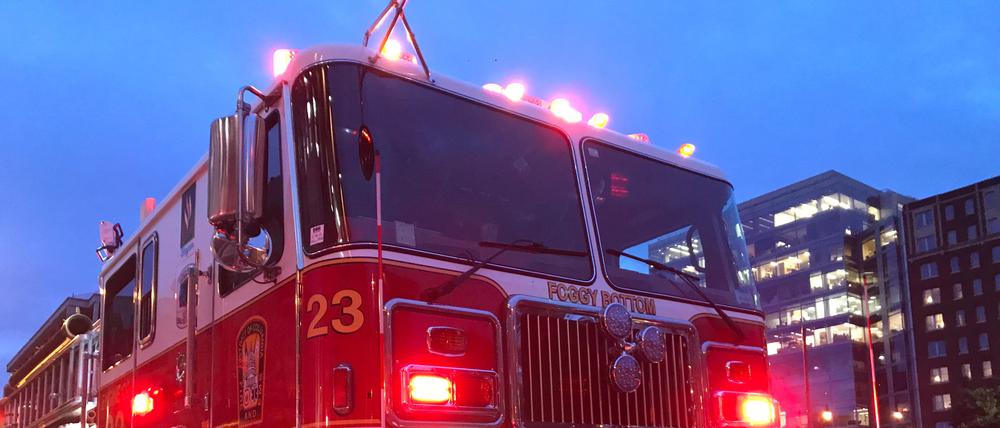 Ein Feuerwehrauto parkt vor einem Gebäude in der Region Foggy Bottom in Washington, DC (Symbolbild).