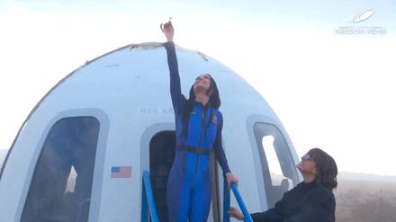 Popstar Katy Perry steigt aus der Kapsel, in der sie im All war.