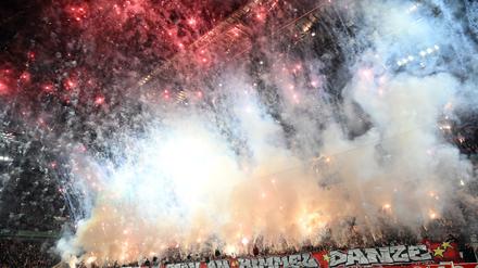 Der 1. FC Köln muss tief in die Tasche greifen, weil Fans massiv Pyrotechnik zündeten.