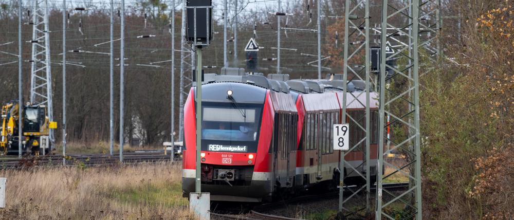 Der Prignitz-Express beziehungsweise Regionalexpress RE6 fährt aus Wittenberge und Neuruppin kommend in den Hennigsdorfer Bahnhof ein.