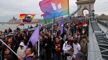 Demonstranten tragen Fahnen während einer Demonstration auf der Kettenbrücke in Budapest, nachdem das ungarische Parlament über Verfassungsänderungen abgestimmt hat.