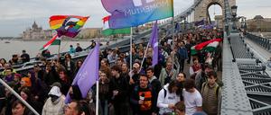 Demonstranten tragen Fahnen während einer Demonstration auf der Kettenbrücke in Budapest, nachdem das ungarische Parlament über Verfassungsänderungen abgestimmt hat.