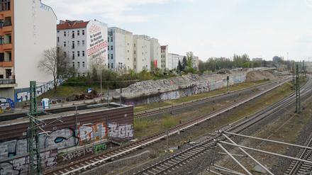 Vom Lärm der Brückenabrisse auf der Stadtautobahn A100 in Berlin sind Nachbarhäuser in Charlottenburg betroffen.