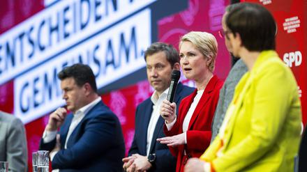 Die Parteispitze stellt sich der Basis: Matthias Miersch, Hubertus Heil, Lars Klingbeil, Manuela Schwesig, Boris Pistorius und Saskia Esken (v.l.n.r.) bei der Dialogkonferenz in Hannover. 