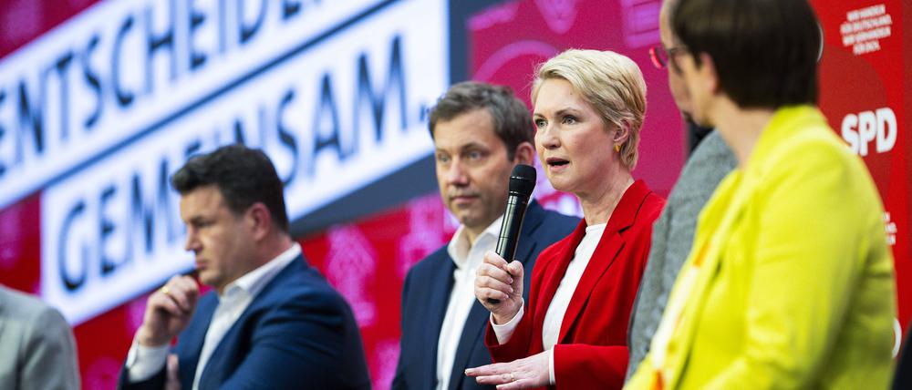 Die Parteispitze stellt sich der Basis: Matthias Miersch, Hubertus Heil, Lars Klingbeil, Manuela Schwesig, Boris Pistorius und Saskia Esken (v.l.n.r.) bei der Dialogkonferenz in Hannover.