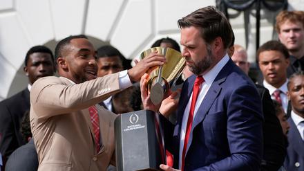 J. D. Vance zerlegt Trophäe.