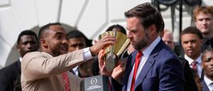 J. D. Vance zerlegt Trophäe.