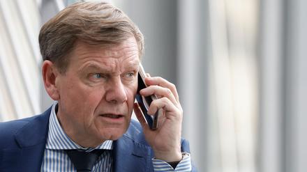 Johann Wadephul am Telefon im Paul-Löbe-Haus (Archivbild).