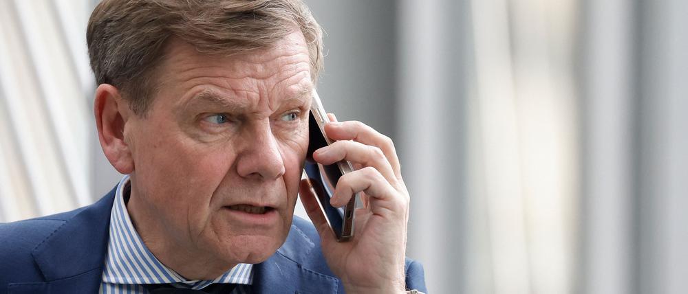 Johann Wadephul am Telefon im Paul-Löbe-Haus (Archivbild).
