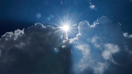 Sonne und Regen kämpfen in den nächsten Tagen wechselseitig um die Dominanz am Himmel. (Symbolbild)