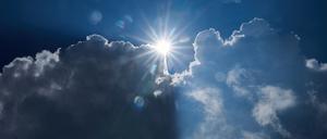 Sonne und Regen kämpfen in den nächsten Tagen wechselseitig um die Dominanz am Himmel. (Symbolbild)